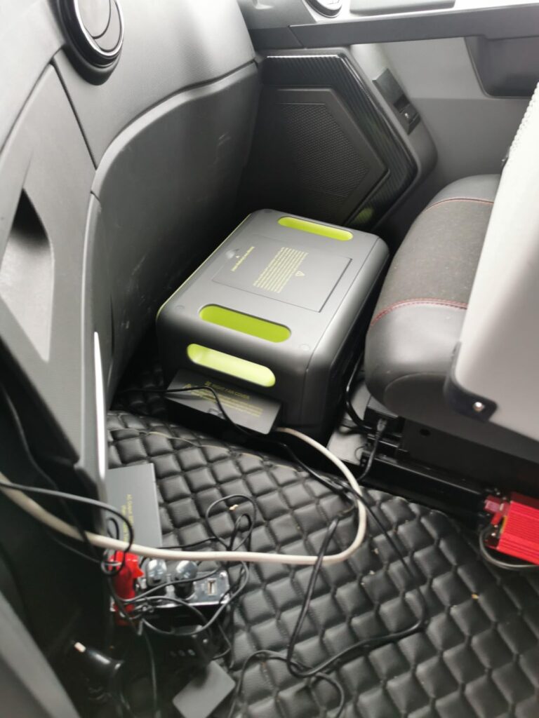 Chargeur portable dans un camping car pour la place qui prend a l'avant du vehicule