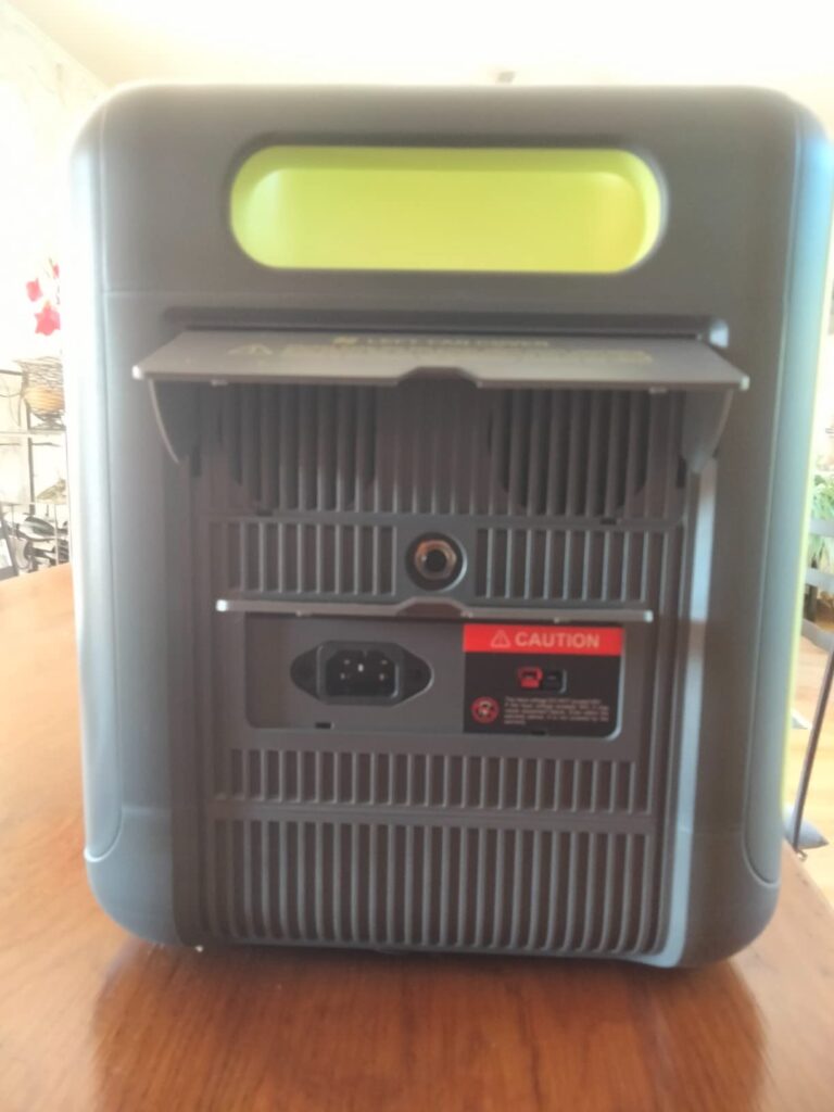 vue sur le coté du chargeur portable avec la prise d'alimentation decharge et les ventilateur