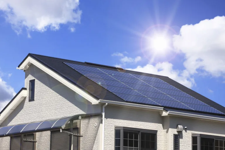 Panneaux solaires sur le toit de la maison
